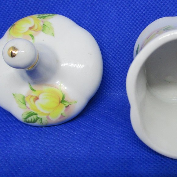 Vtg TRINKET Box PILLBOX RING Holder Porcelain White Porcelain Yellow Roses Stem - Picture 8 of 10